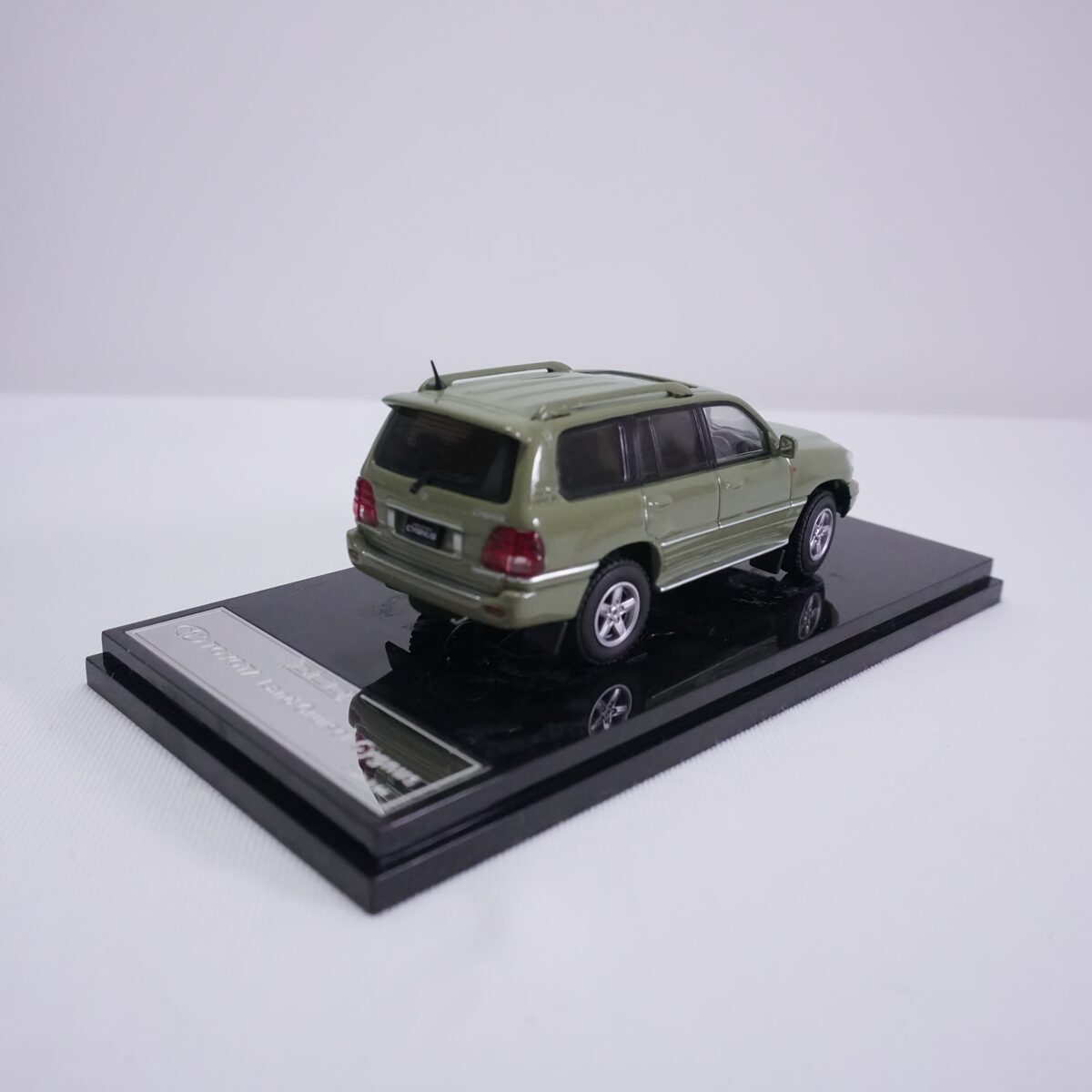 1:64 for TOYOTA Land Cruiser Cygnus Alloy Vehicle Model - Champagne Golden, Khaki Green, for Off-Road Vehicle Enthusiasts, Includes Display Case, Static Display, Detailed Reproduction, Suitable for Ages 14 and Up